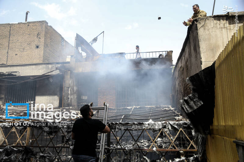 عکس/ آتش سوزی انبار لوازم یدکی موتورسیکلت