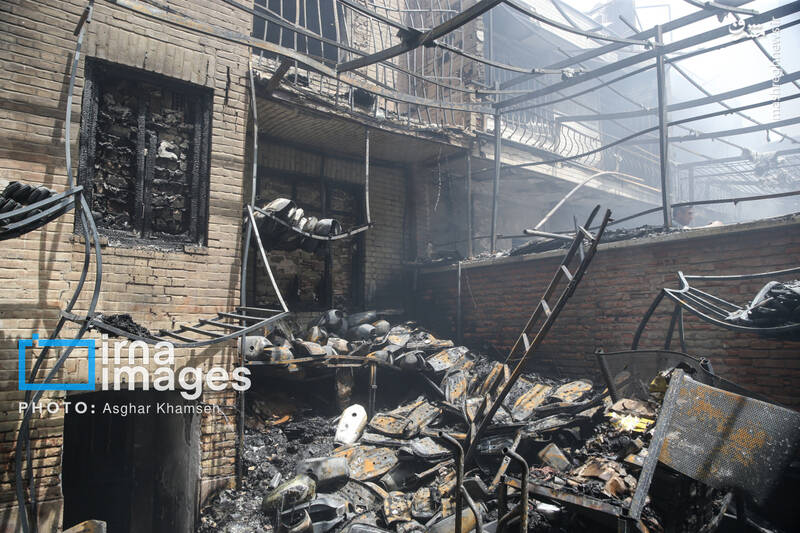 عکس/ آتش سوزی انبار لوازم یدکی موتورسیکلت