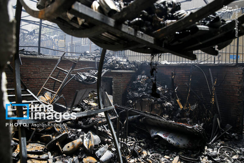 عکس/ آتش سوزی انبار لوازم یدکی موتورسیکلت