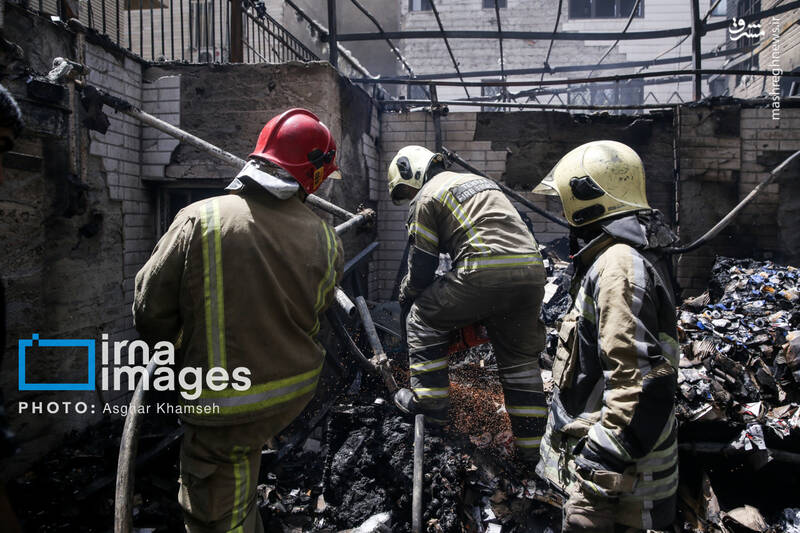 عکس/ آتش سوزی انبار لوازم یدکی موتورسیکلت