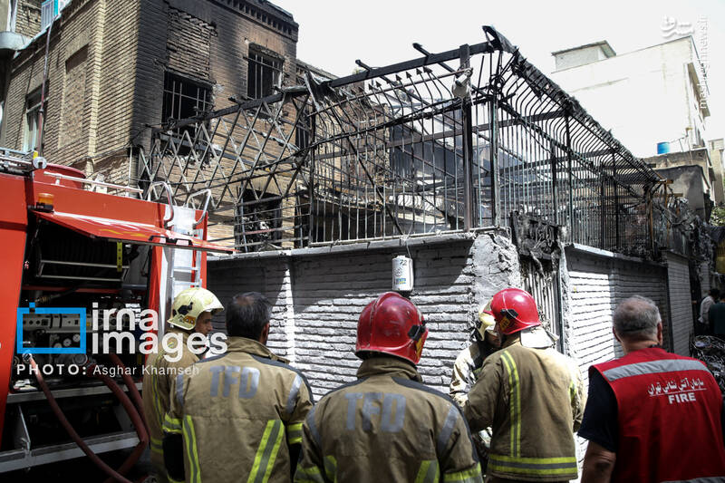 عکس/ آتش سوزی انبار لوازم یدکی موتورسیکلت