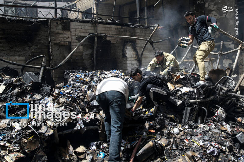 عکس/ آتش سوزی انبار لوازم یدکی موتورسیکلت