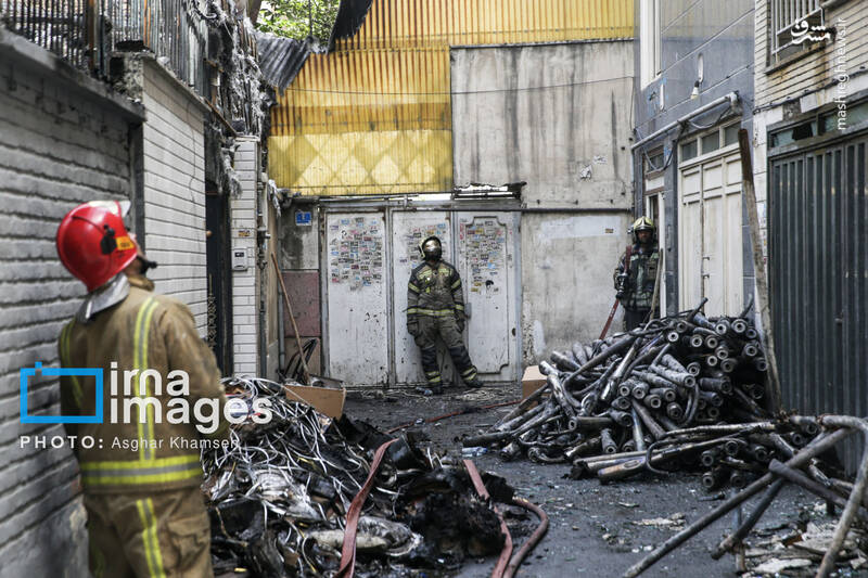عکس/ آتش سوزی انبار لوازم یدکی موتورسیکلت
