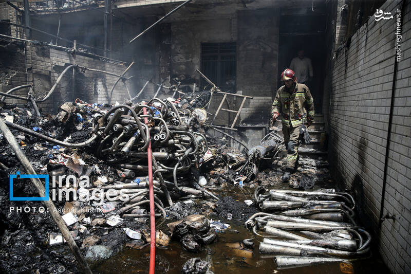 عکس/ آتش سوزی انبار لوازم یدکی موتورسیکلت