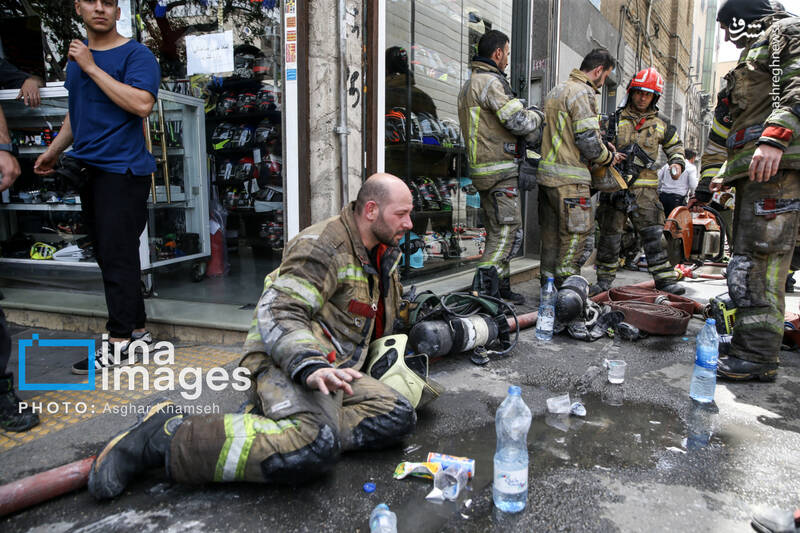 عکس/ آتش سوزی انبار لوازم یدکی موتورسیکلت