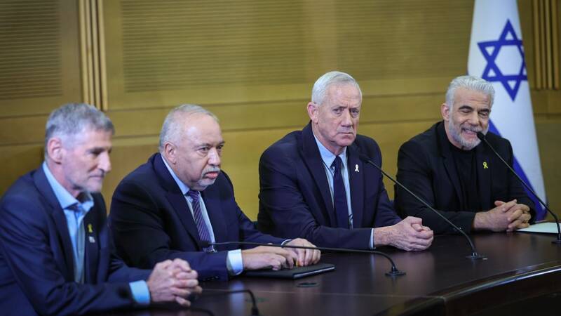 شکست امنیتی رژیم صهیونیستی: ۹ نظامی زخمی در انفجار بمب و حمله راکتی/حمله وحشیانه صهیونیستها به غزه؛ ۲۳ شهید و ۱۲۴ زخمی در ۲۴ ساعت گذشته/ اعتراضات گسترده در سرزمینهای اشغالی؛ ۶۱٪ صهیونیستها خواستار پایان جنگ هستند