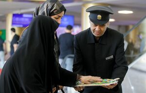 استقبال خادمان رضوی در فرودگاه مشهد از زائران