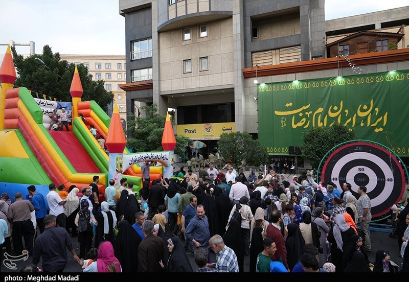 تهران در لباس عید؛ موج سبز امام رضاییها از هفتتیر تا ولیعصر/ موکبهای شادی در چهارراههای تهران؛ پذیرایی با عشق رضوی +عکس و فیلم