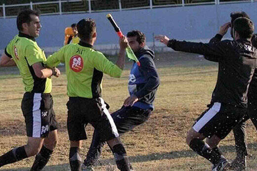 ادامه مماشات با خاطیان فوتبال؛ جولان بیاخلاقها روی سکوها