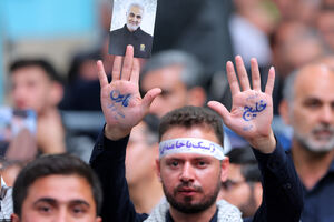 عکس/ "خلیج فارس" در کف دست کارگران