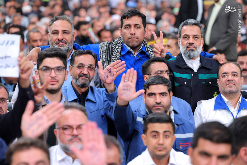 عکس/ "خلیج فارس" در کف دست کارگران