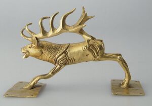 تصویری از تندیس طلایی گوزن از دوره هخامنشی