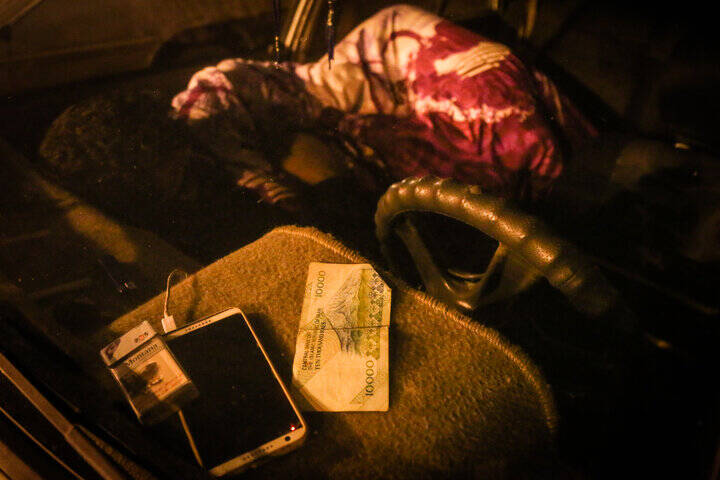 زیست میان مسافر و ترافیک؛ روایتی از رانندگان تاکسیهای اینترنتی