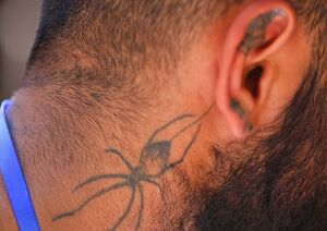 عکس/ خالکوبی عجیب یک قاچاقچی در ساوجبلاغ