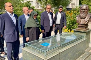 عکس/ حضور مهاجرانی در آرامگاه امیرهوشنگ ابتهاج