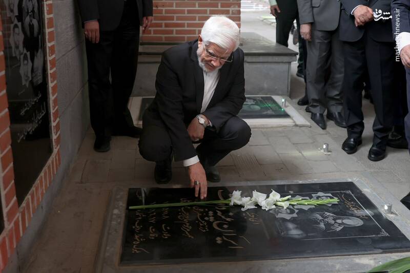 عکس/ حضور عارف در گلزار شهدای وادی رحمت تبریز