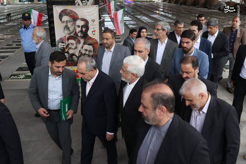 عکس/ حضور عارف در گلزار شهدای وادی رحمت تبریز