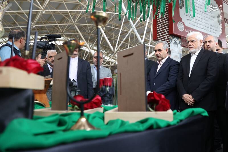 عکس/ حضور عارف در گلزار شهدای وادی رحمت تبریز