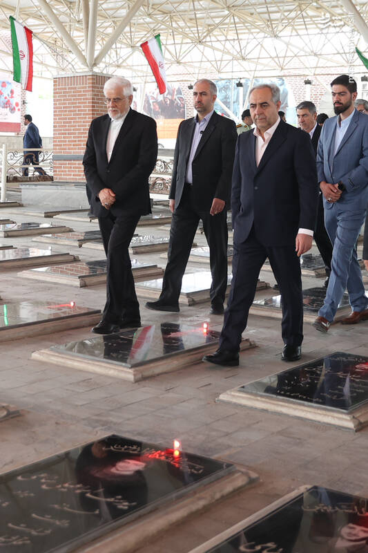 عکس/ حضور عارف در گلزار شهدای وادی رحمت تبریز