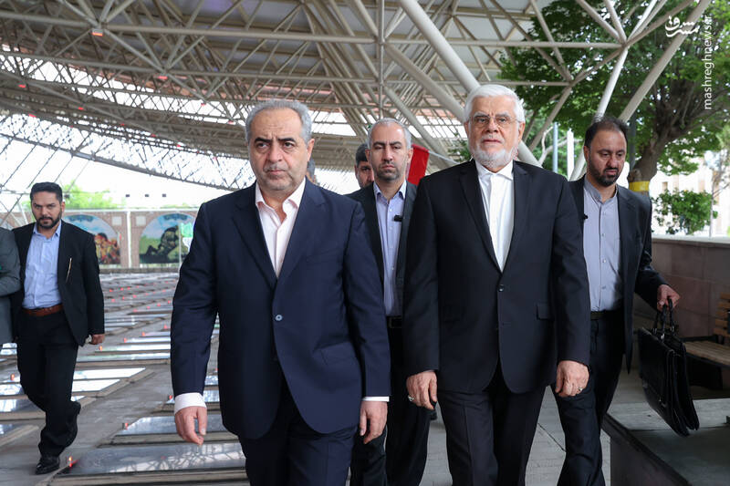 عکس/ حضور عارف در گلزار شهدای وادی رحمت تبریز