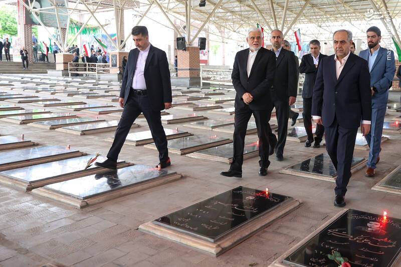 عکس/ حضور عارف در گلزار شهدای وادی رحمت تبریز