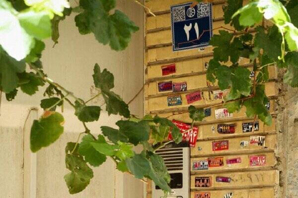 نصب برچسبهای تبلیغاتی جرم محسوب میشود؟