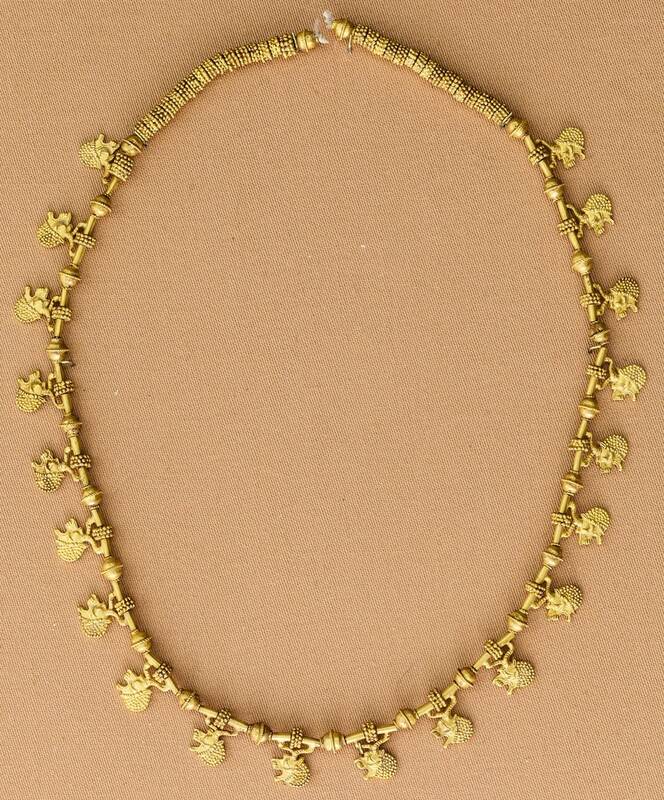 تصاویری از گردنبند طلای هخامنشی کشف شده در همدان