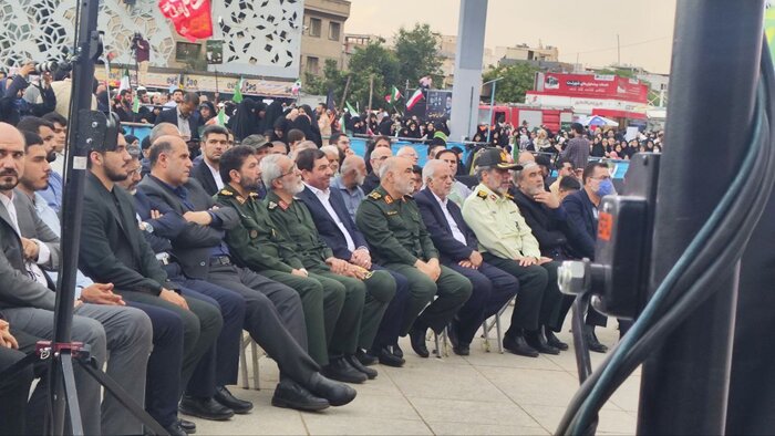 حضور پرشکوه مردم در میدان امام حسین(ع) تهران به یاد شهدای خدمت