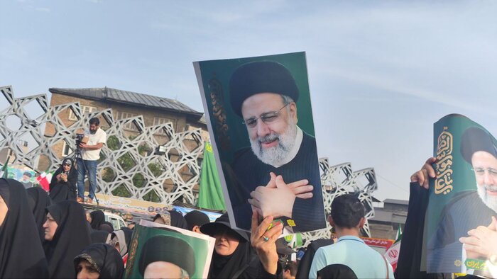 حضور پرشکوه مردم در میدان امام حسین(ع) تهران به یاد شهدای خدمت