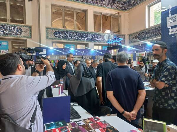 پزشکیان از سیوششمین نمایشگاه کتاب تهران بازدید کرد+ عکس