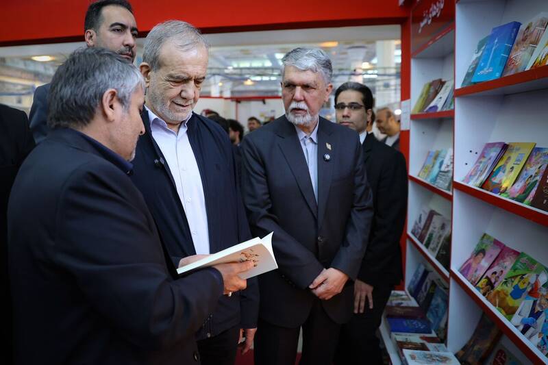 امام،پزشكيان،كتاب،بازديد،خميني،جمهور،نمايشگاه،رئيس،ره،تأكيد، ...