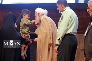 عکس/ بوسه اژهای بر دستان فرزند یکی از شهدای امنیت