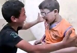 عکس/ شادمانی نوجوان فلسطینی از نجات دوستش از بمباران