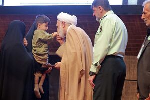 بوسه اژه‌ای بر دستان فرزند یکی از شهدای امنیت