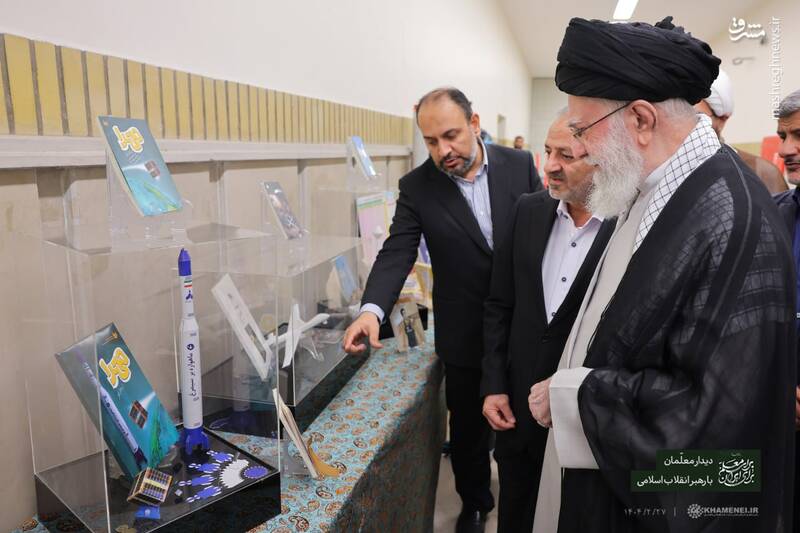 بازدید رهبر انقلاب از نمایشگاه «همه با هم برای ایران برای مدرسه»
