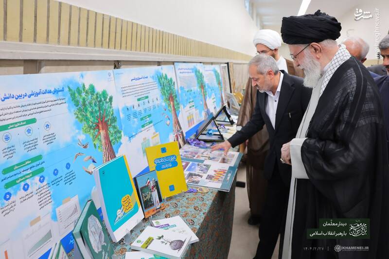 بازدید رهبر انقلاب از نمایشگاه «همه با هم برای ایران برای مدرسه»