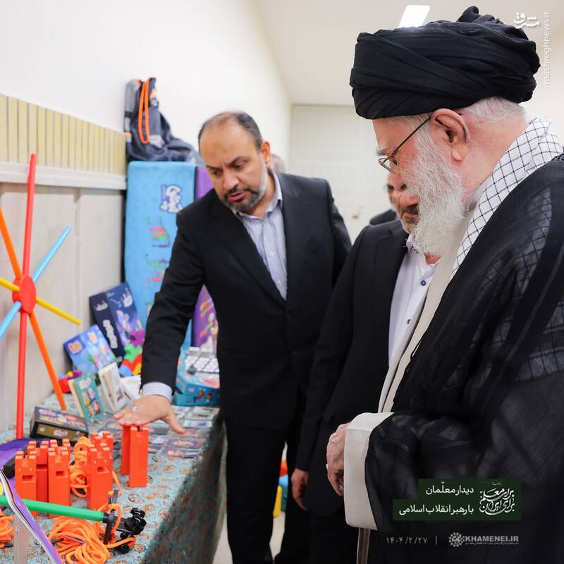 بازدید رهبر انقلاب از نمایشگاه «همه با هم برای ایران برای مدرسه»