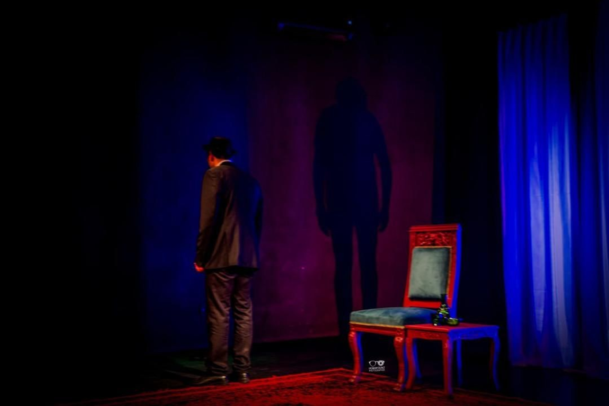 برای یک شب متفاوت، تئاتر را انتخاب کن! معرفی 10 نمایش جذاب برای هر سلیقهای