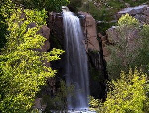 زیبایی آبشار گنج‌نامه به روایت تصویر