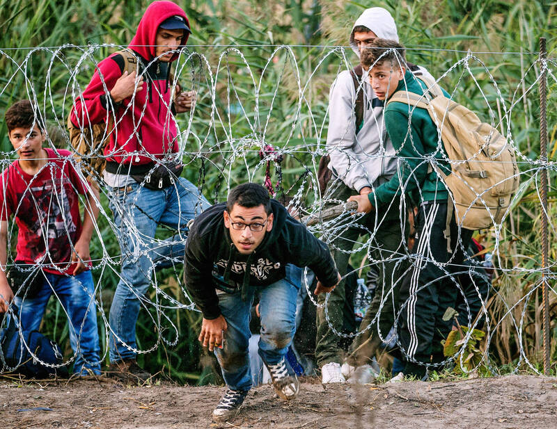 اروپا در حال تجربهی هشدارهای پیشگویانهی قذافی/ چرا اروپاییها قصد رسوب مهاجران در کشورهای خاورمیانه را دارند؟ +عکس