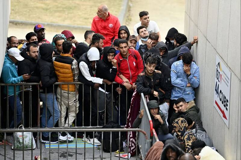 اروپا در حال تجربهی هشدارهای پیشگویانهی قذافی/ چرا اروپاییها قصد رسوب مهاجران در کشورهای خاورمیانه را دارند؟ +عکس