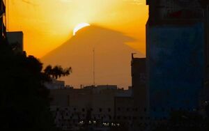 طلوع خورشید از میان آزادی