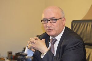 پرچم محور مقاومت در دست یمنی ها است