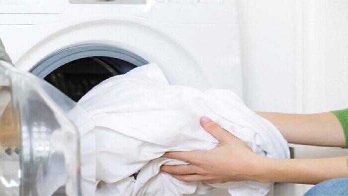 ملحفهها و بالشها را هر چند وقت یکبار بشوییم؟