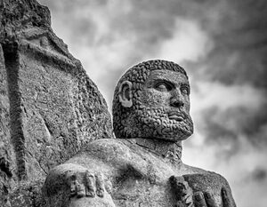 تصویری از نقش برجسته هرکول – بیستون در کرمانشاه