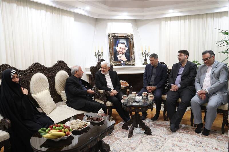 دیدار معاون اول رئیسجمهور با خانوادههای آیتالله رئیسی و مالک رحمتی