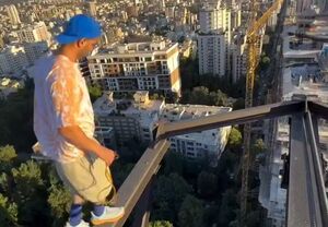 فیلم/ اقدام خطرناک یک جوان روی اسکلت ساختمان!