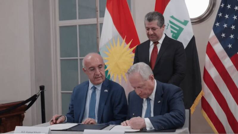 پشت پرده قراردادهای نفتی اقلیم کردستان؛ بازی با آتش/ "الجولانی" شریک پنهان آمریکا در غارت نفت سوریه!/ الجولانی و بارزانی؛ دو روی یک سکه در پروژه غرب!