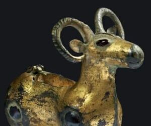 جعبه‌ای به شکل پیکره بز کوهی از دوره ساسانی+ عکس