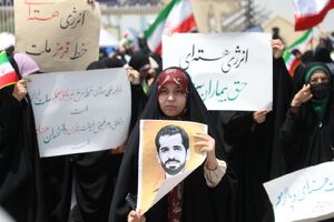 عکس/ تجمع دانشجویان در مقابل سایت هسته‌ای نطنز